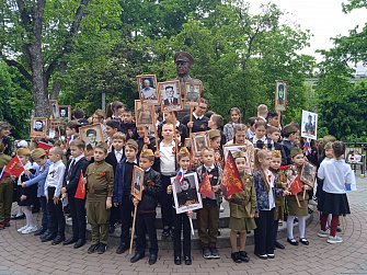 Ученики девятой школы Нальчика дали концерт в сквере имени адмирала Головко