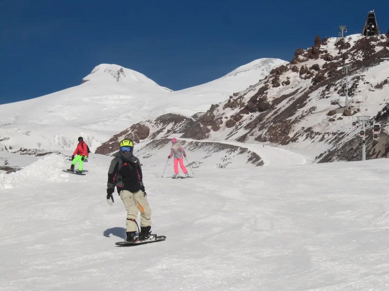 Курорт «Эльбрус» принял 2,5 тысячи туристов на открытии горнолыжного сезона