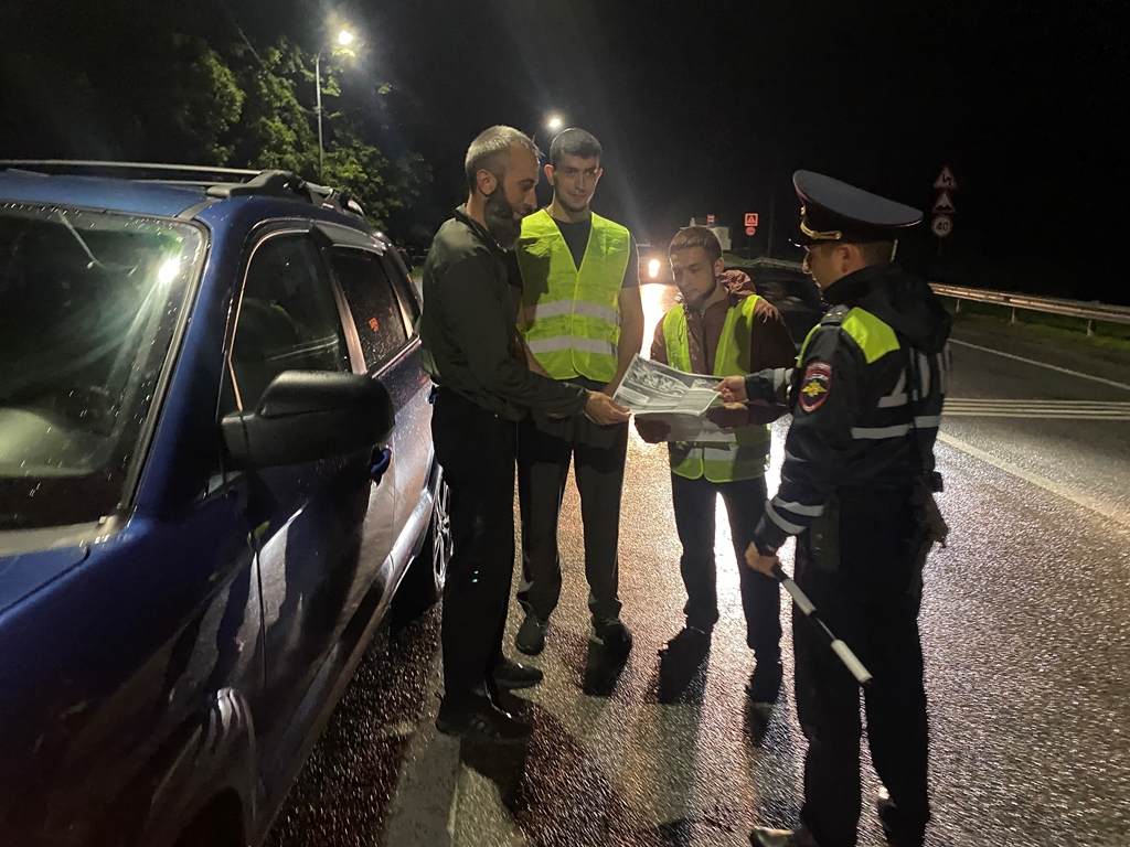 В Кабардино-Балкарии сотрудники полиции провели вечерний рейд безопасности 