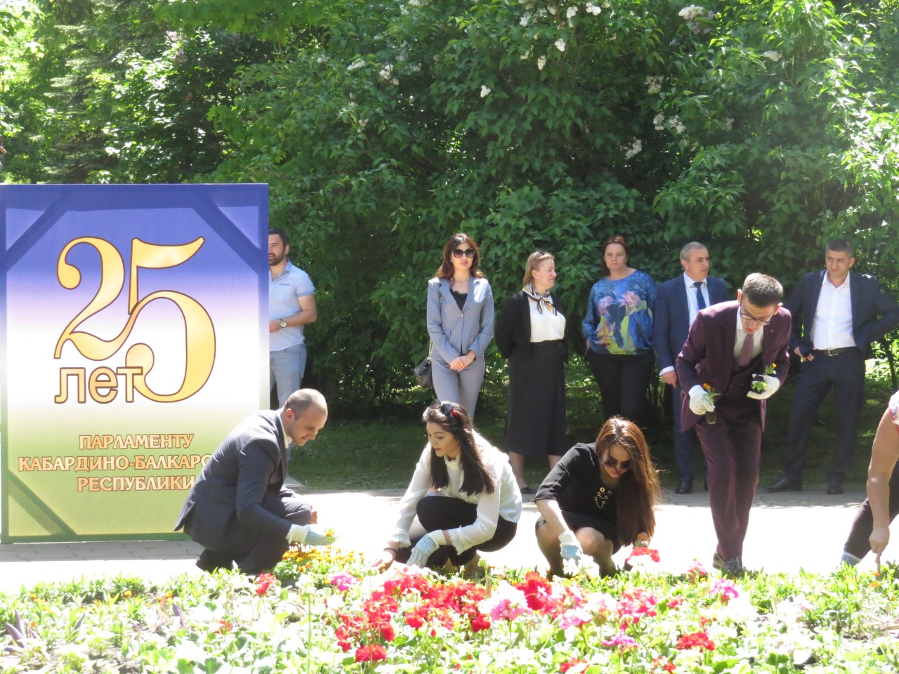 В парке Нальчика появилась клумба, посвященная 25-летию парламента КБР