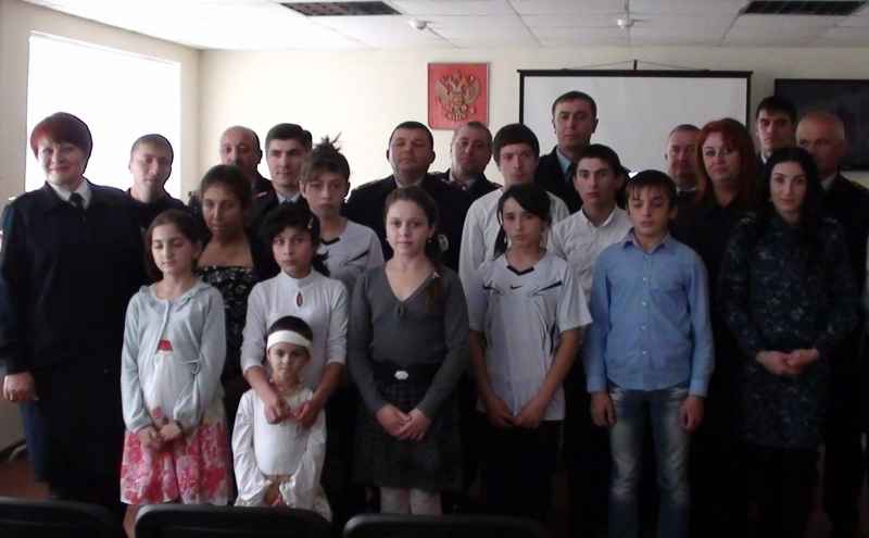 В Заюково школьники поздравили полицейских с предстоящим праздником