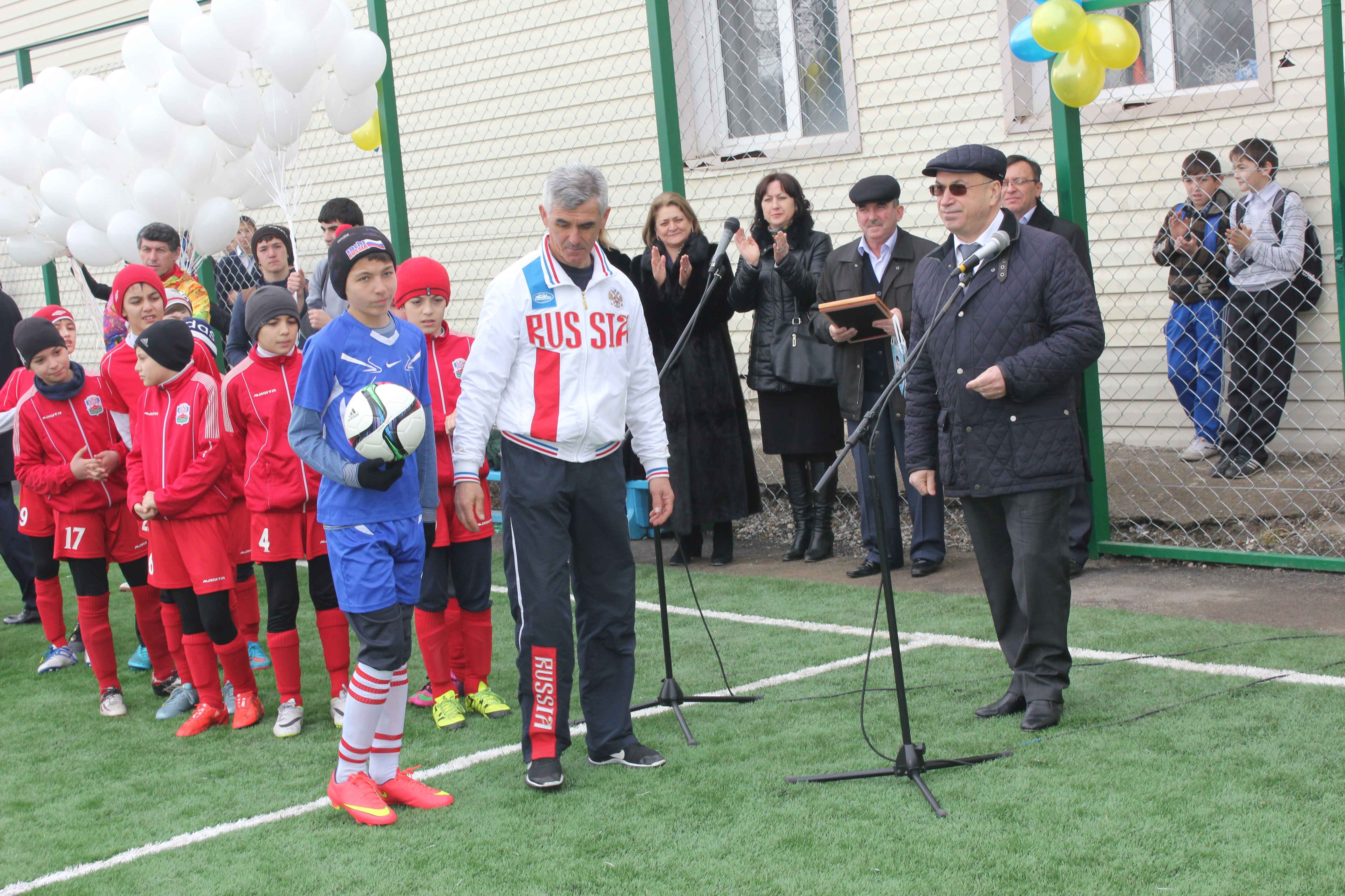 Школе Аушигера подарили официальный мяч чемпионата мира по футболу 