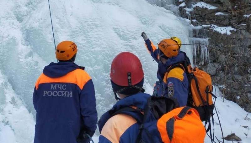 Спасатели КБР отработали прохождение ледового маршрута