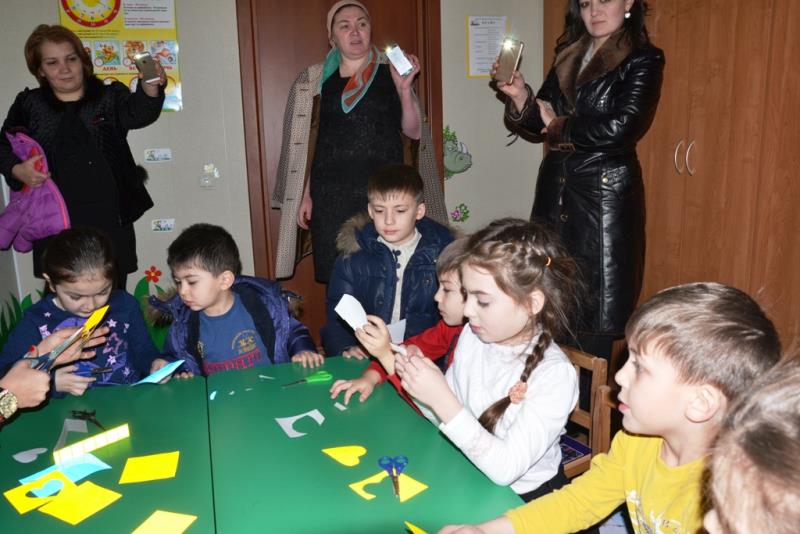 Воспитанники центров развития детей Кабардино-Балкарии изучают технику изготовления световозвращающих приспособлений 