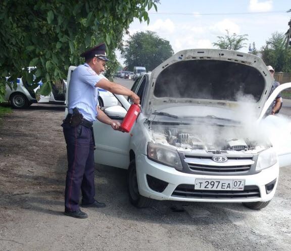 Автоинспекторы Кабардино-Балкарии предотвратили возгорание автомобиля