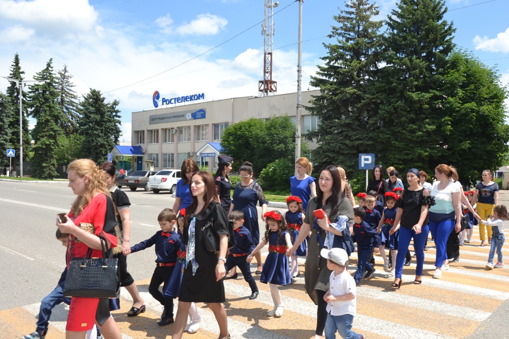 В День защиты детей парки и площади Кабардино-Балкарии стали открытой сценой для уроков дорожной дисциплины 
