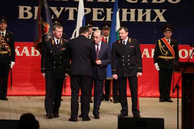 Юрий Коков принял участие в церемонии вручения знамени МВД  Кабардино-Балкарии