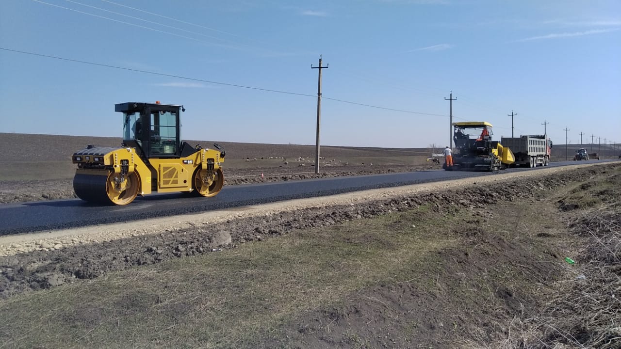 В селениях Зольское, Залукодес и Дженал укладывают новое дорожное покрытие