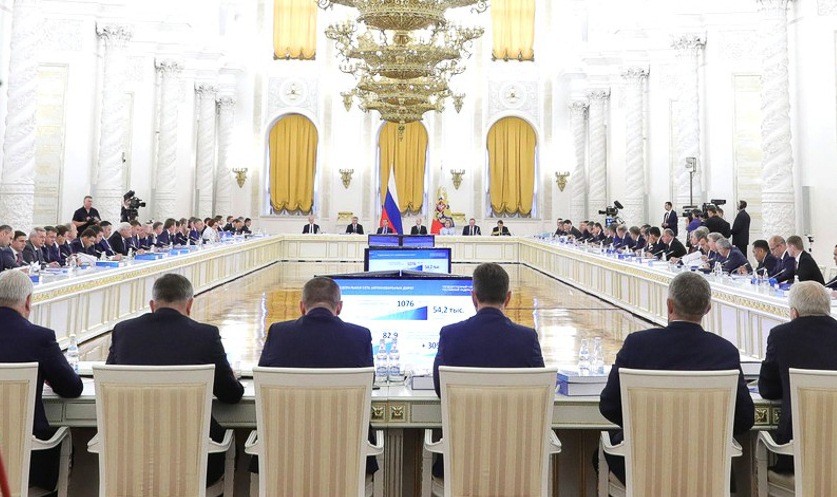 Владимир Путин провел заседание Госсовета по вопросам развития сети автомобильных дорог и обеспечения безопасности дорожного движения 