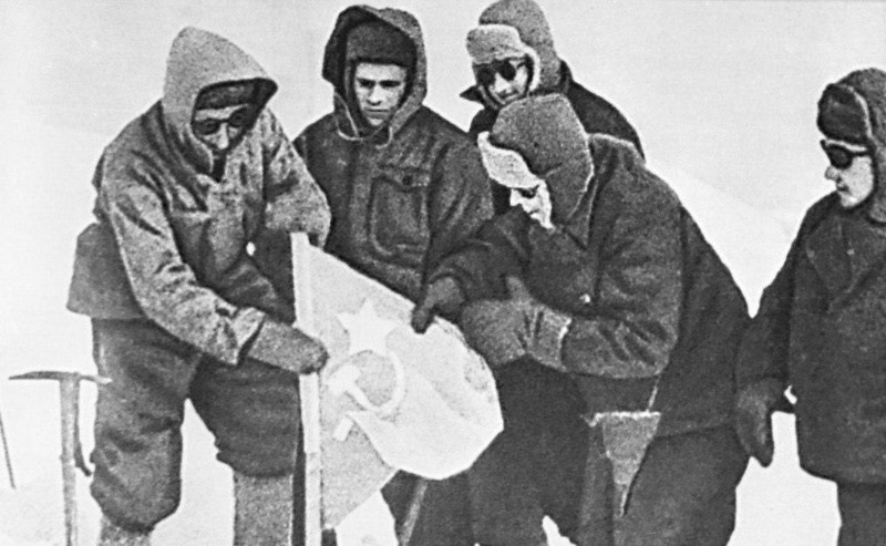 80 лет назад советские альпинисты установили на вершинах Эльбруса флаги СССР