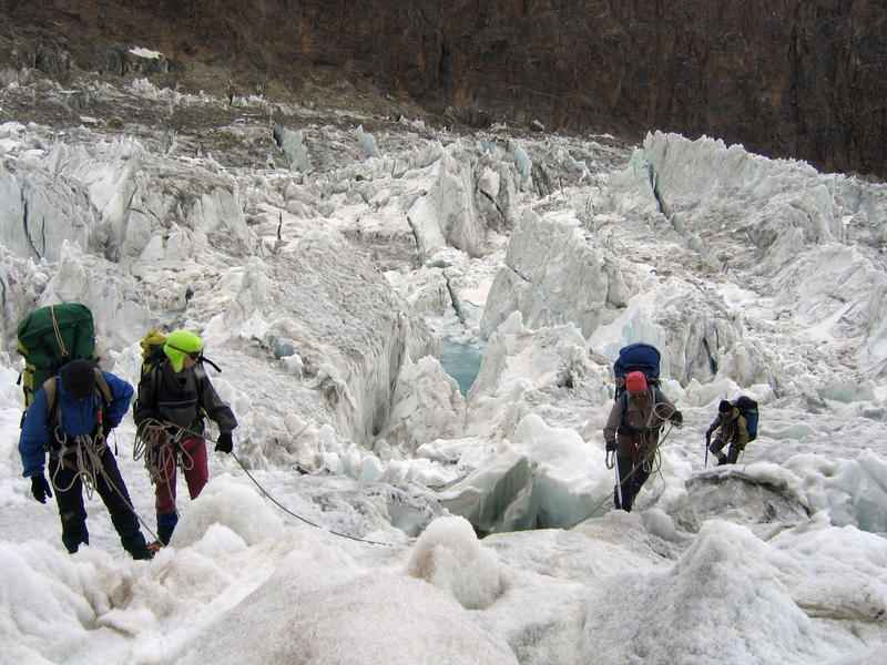 МЧС уточняет: под ледопад попала группа туристов