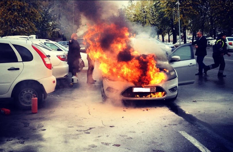 В центре Нальчика загорелся автомобиль