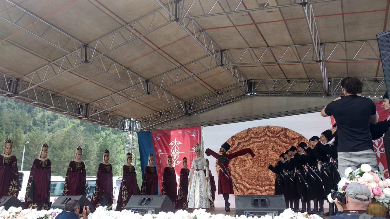 В Эльбрусском районе зафиксирован самый массовый национальный танец