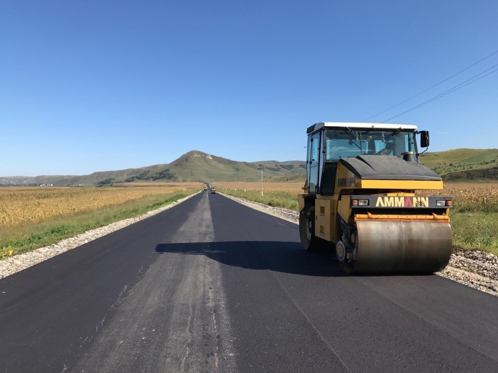Продолжается ремонт дороги в Каменномостском