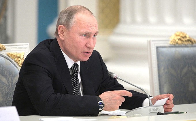 Путин поддержал идею внести в Конституцию нормы бережного отношения к детям