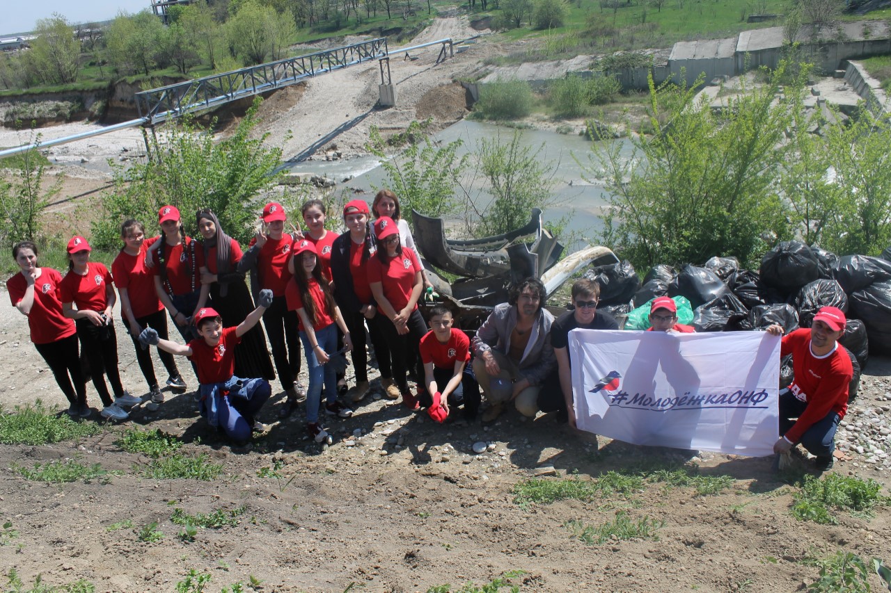 Активисты провели молодежный субботник на берегу реки Нальчик