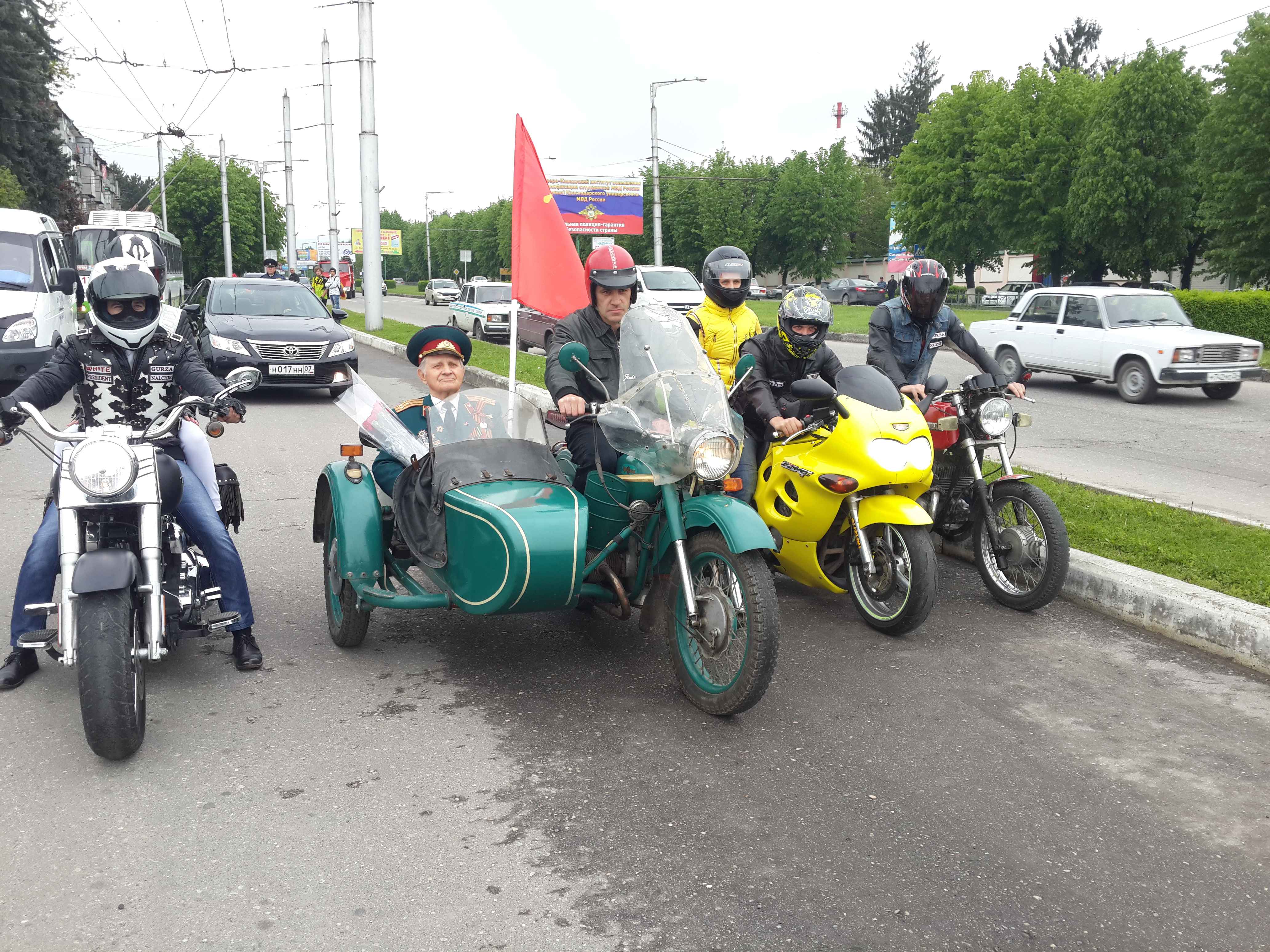 В Нальчике ветеран отметил День Победы с байкерами