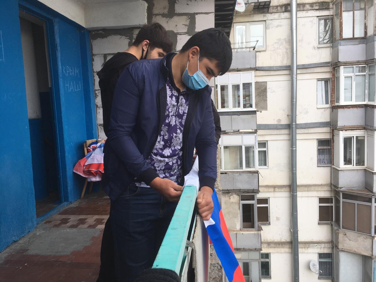 «Молодежка ОНФ» в Кабардино-Балкарии украсила российскими флагами фасад гостиницы «Россия» в Нальчике