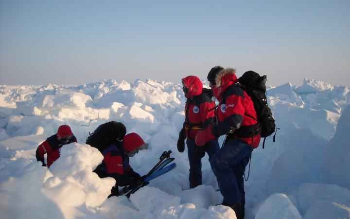 Погода не позволяет вести поиск пропавшей альпинистки