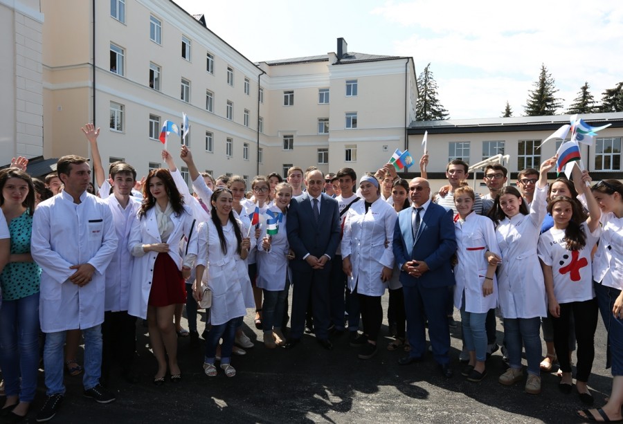Глава КБР поздравил студентов-медиков с новосельем