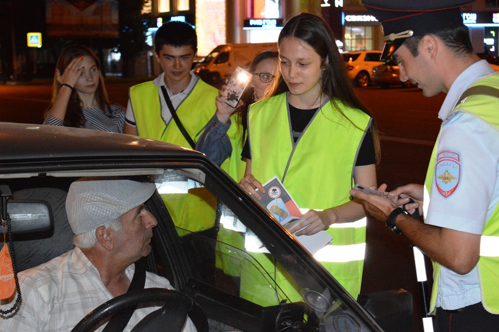 Во время ночных рейдов волонтеры беседуют с автомобилистами Нальчика 