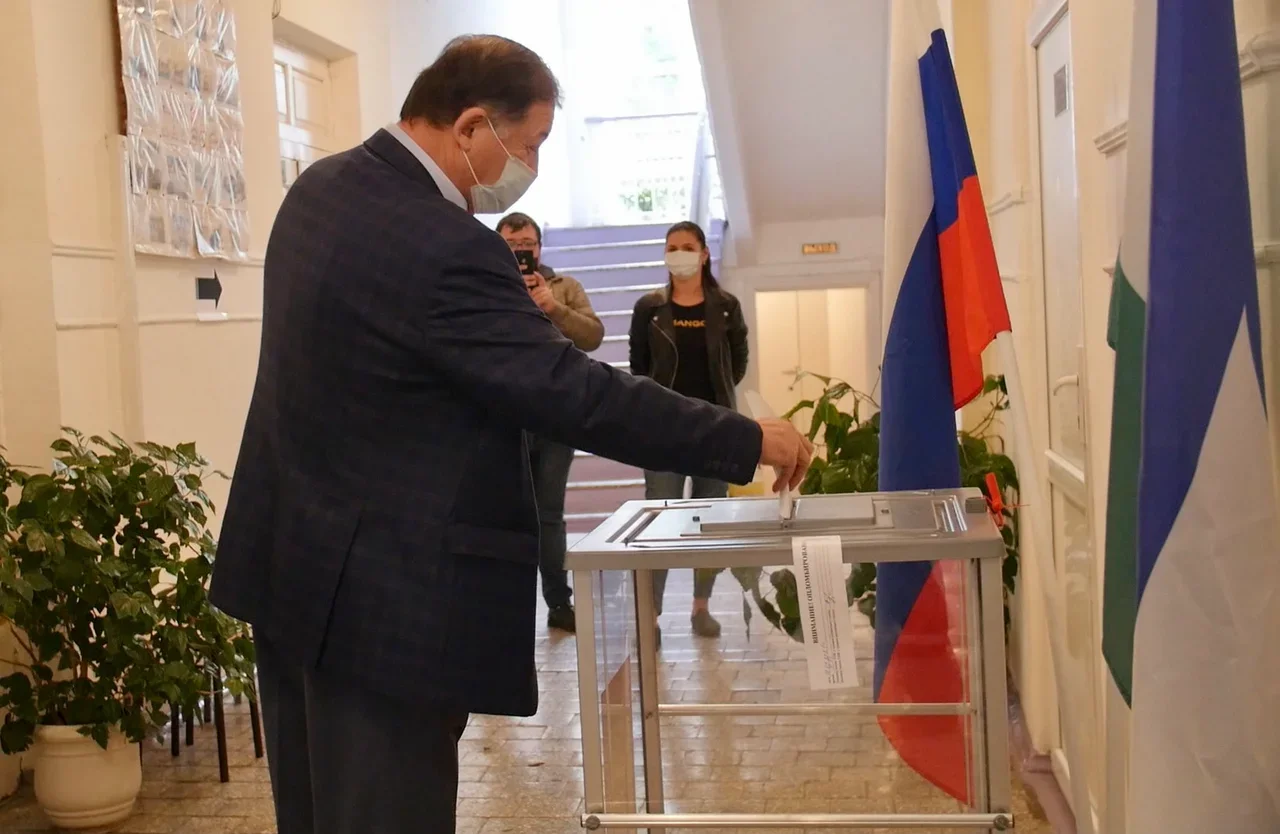 Президент МЧА Хаути Сохроков проголосовал на участке №123