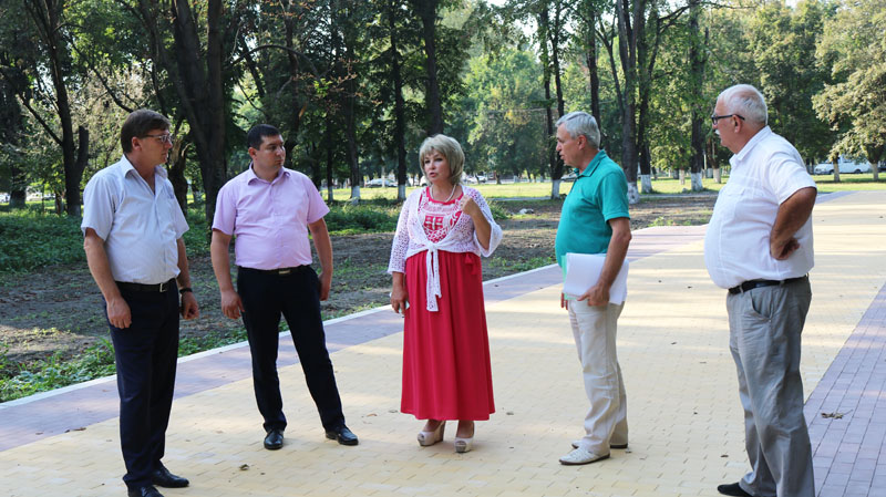 Депутат Госдумы Ирина Марьяш проинспектировала реконструкцию парка в Тереке