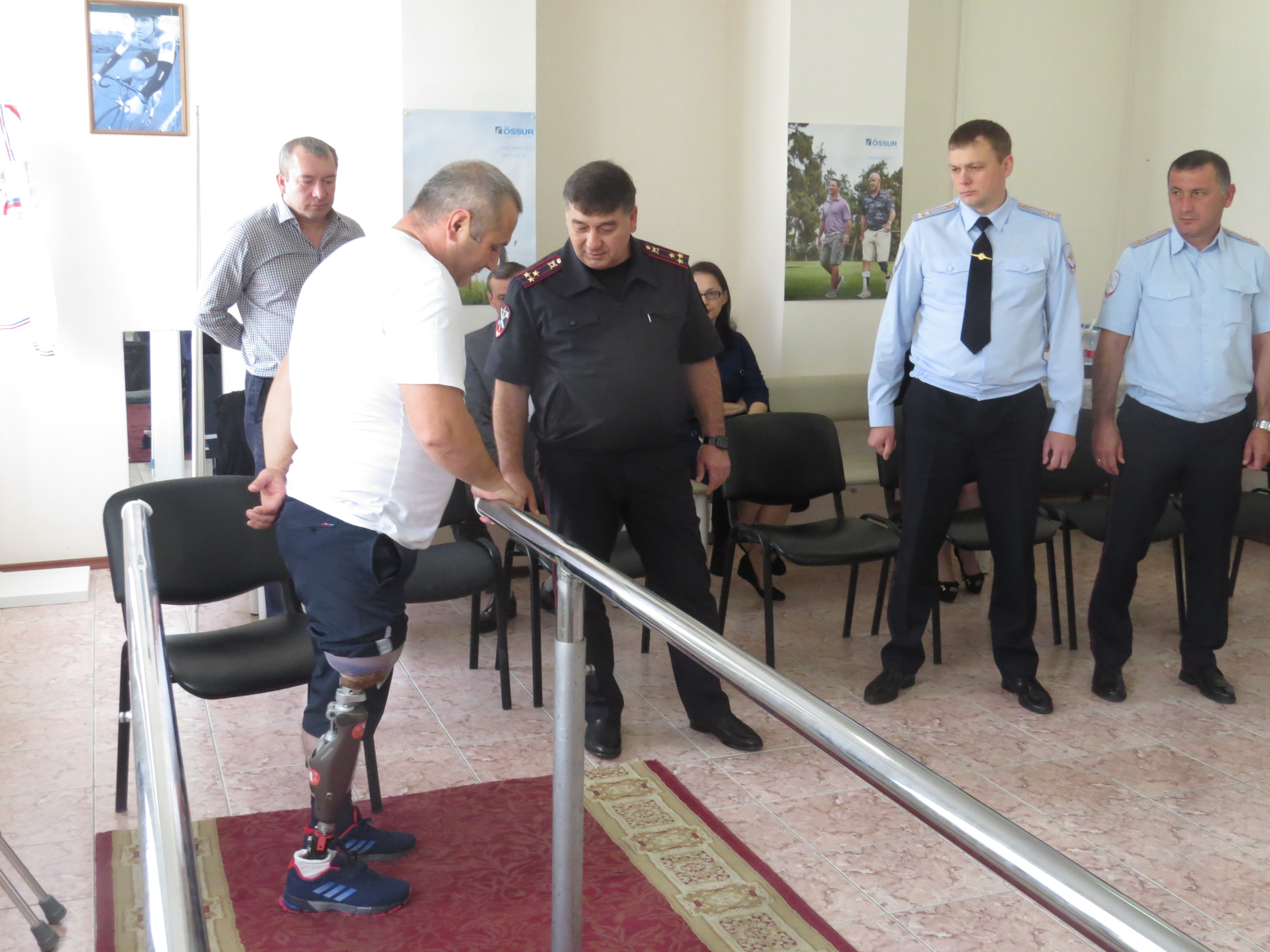 В Нальчике инвалиду-полицейскому вручили высокотехнологичный протез