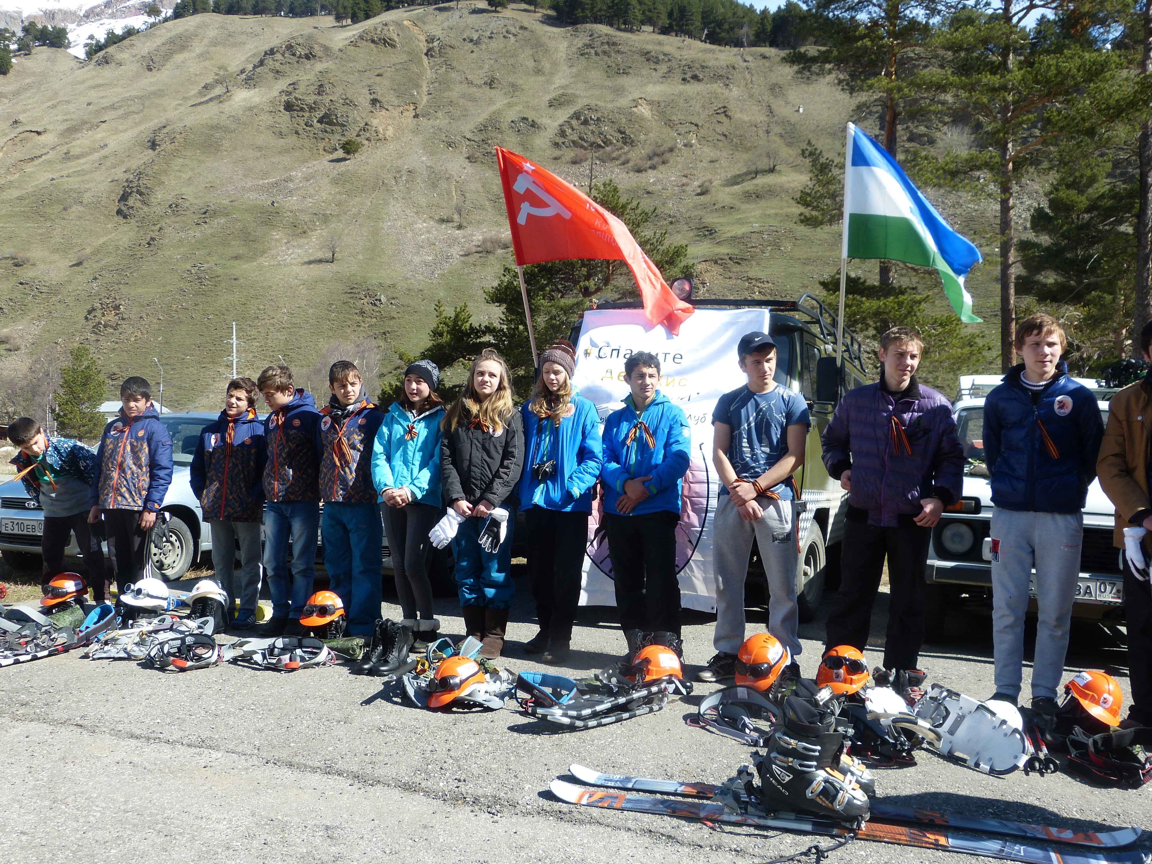 Юные альпинисты установили памятную плиту на перевале «Эхо войны» 