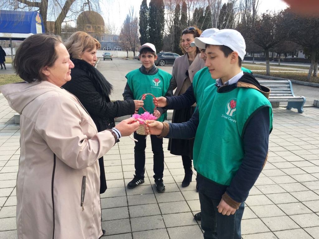 Женские световозвращающие аксессуары подарили волонтеры Кабардино-Балкарии женщинам в честь 8 марта 