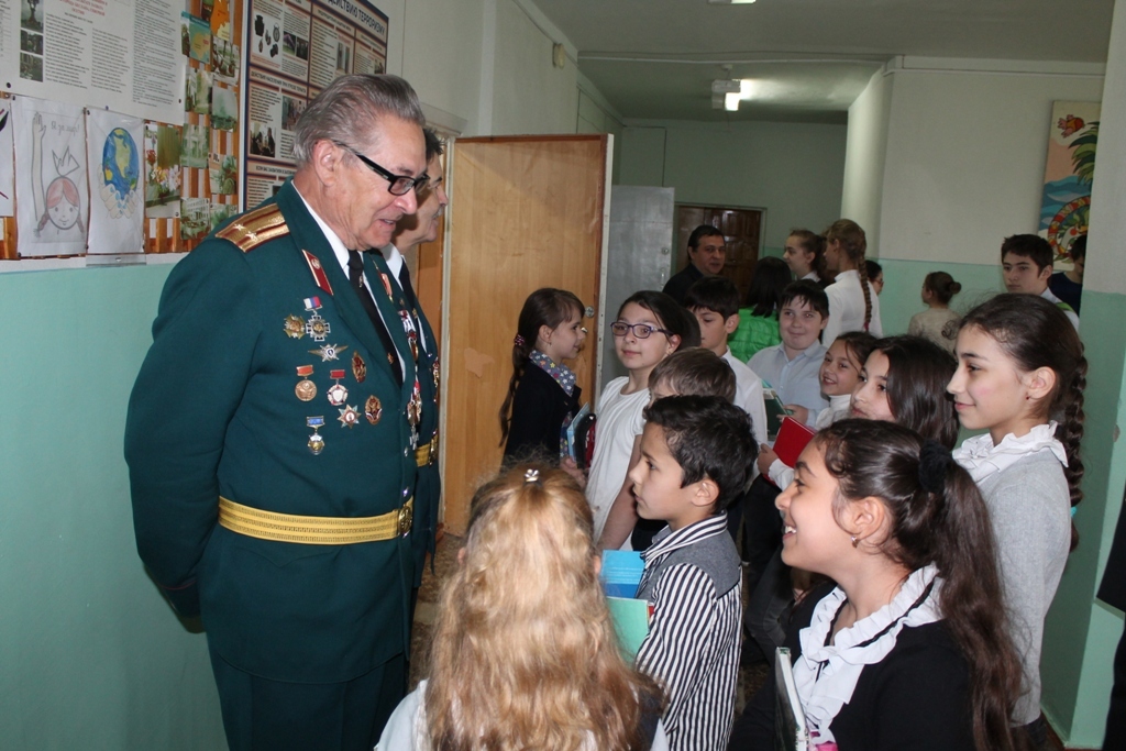 Ветераны службы пропаганды и милиции поделились со школьниками Кабардино-Балкарии опытом безаварийного поведения 