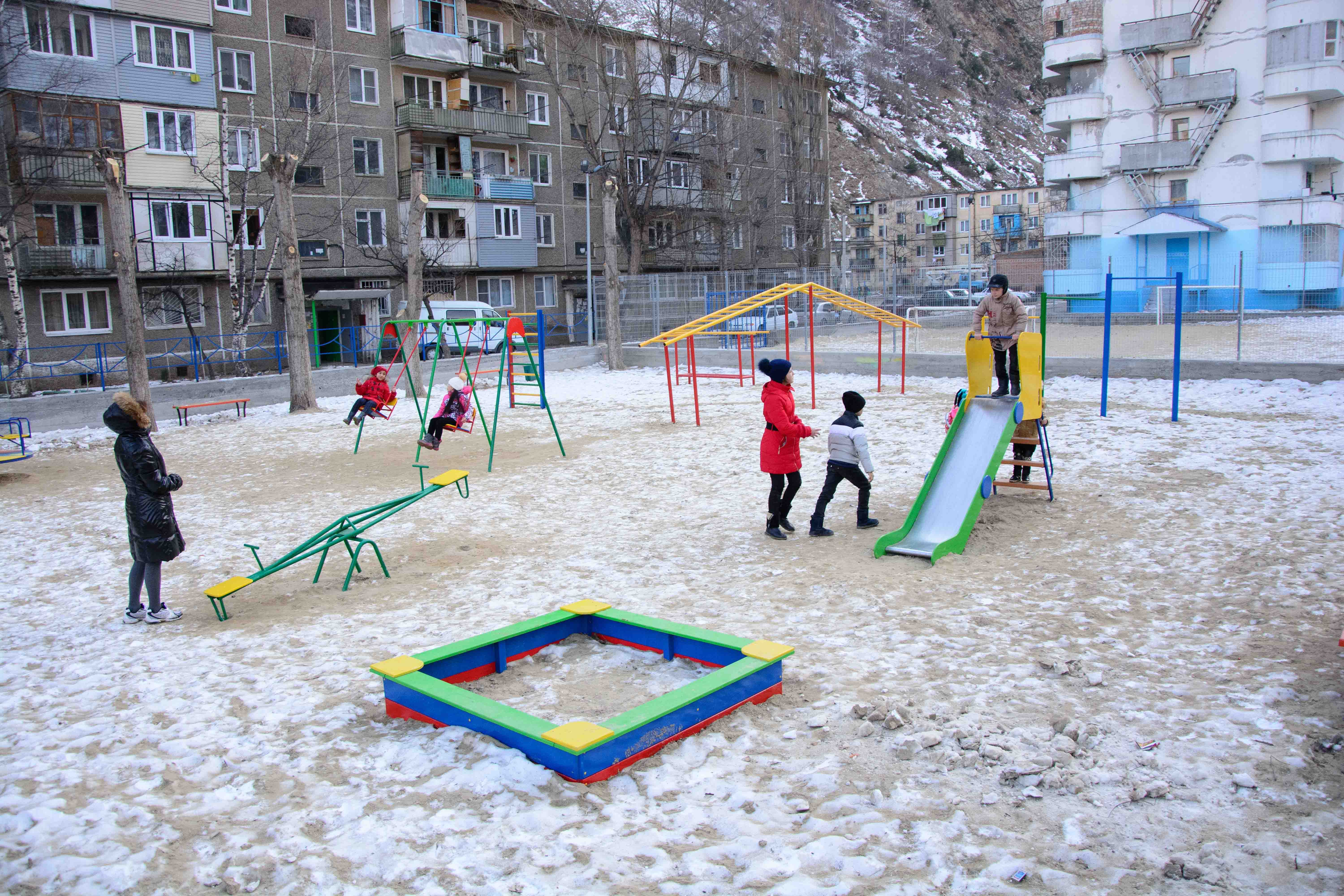 В Тырныаузе к весне готовят детскую площадку 