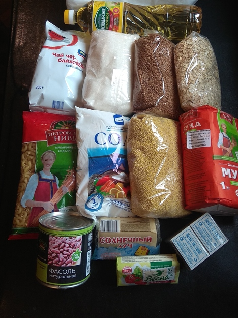 Волонтеры доставляют продукты нуждающимся