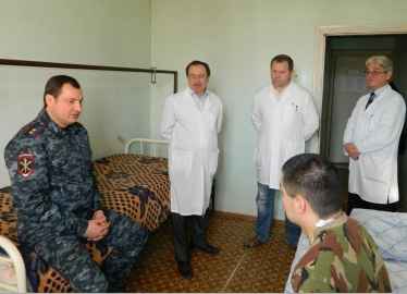 Министр внутренних дел посетил раненого офицера