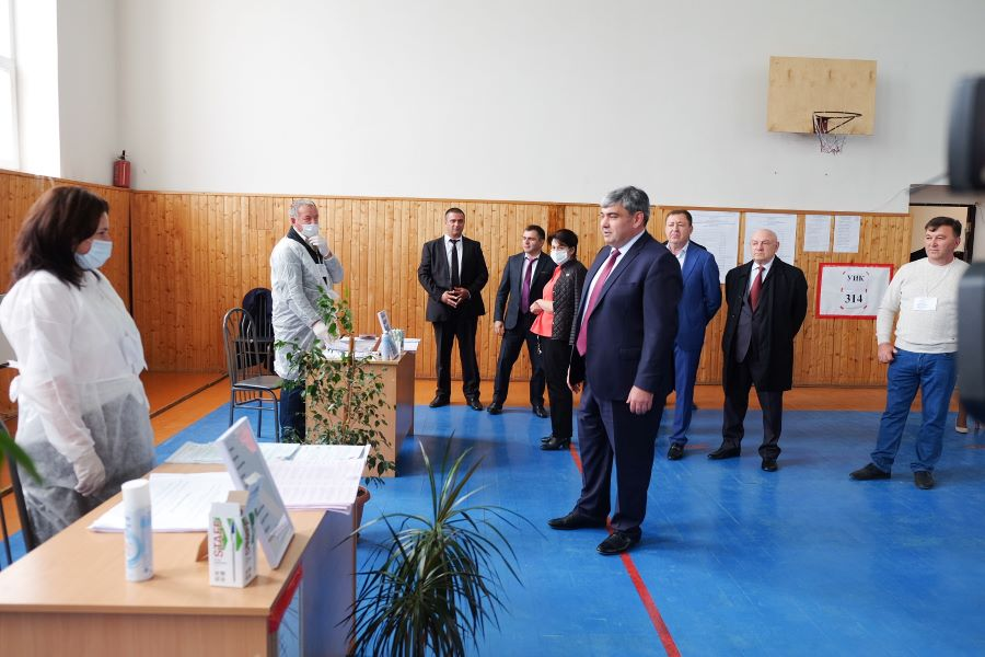 Глава КБР Казбек Коков посетил избирательные участки