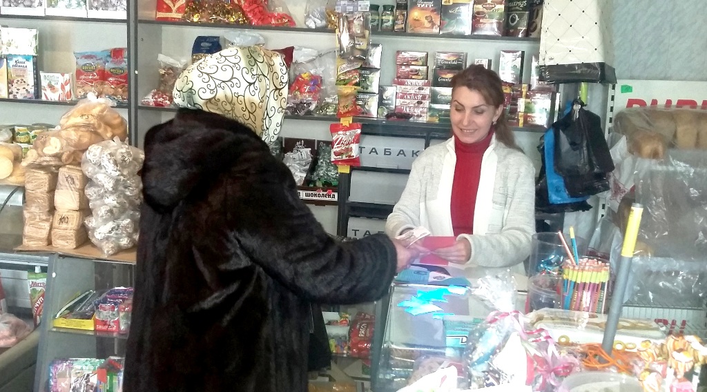 Сельские посетители торговых центров Кабардино-Балкарии получают инструкции о правилах размещения световозвращателей