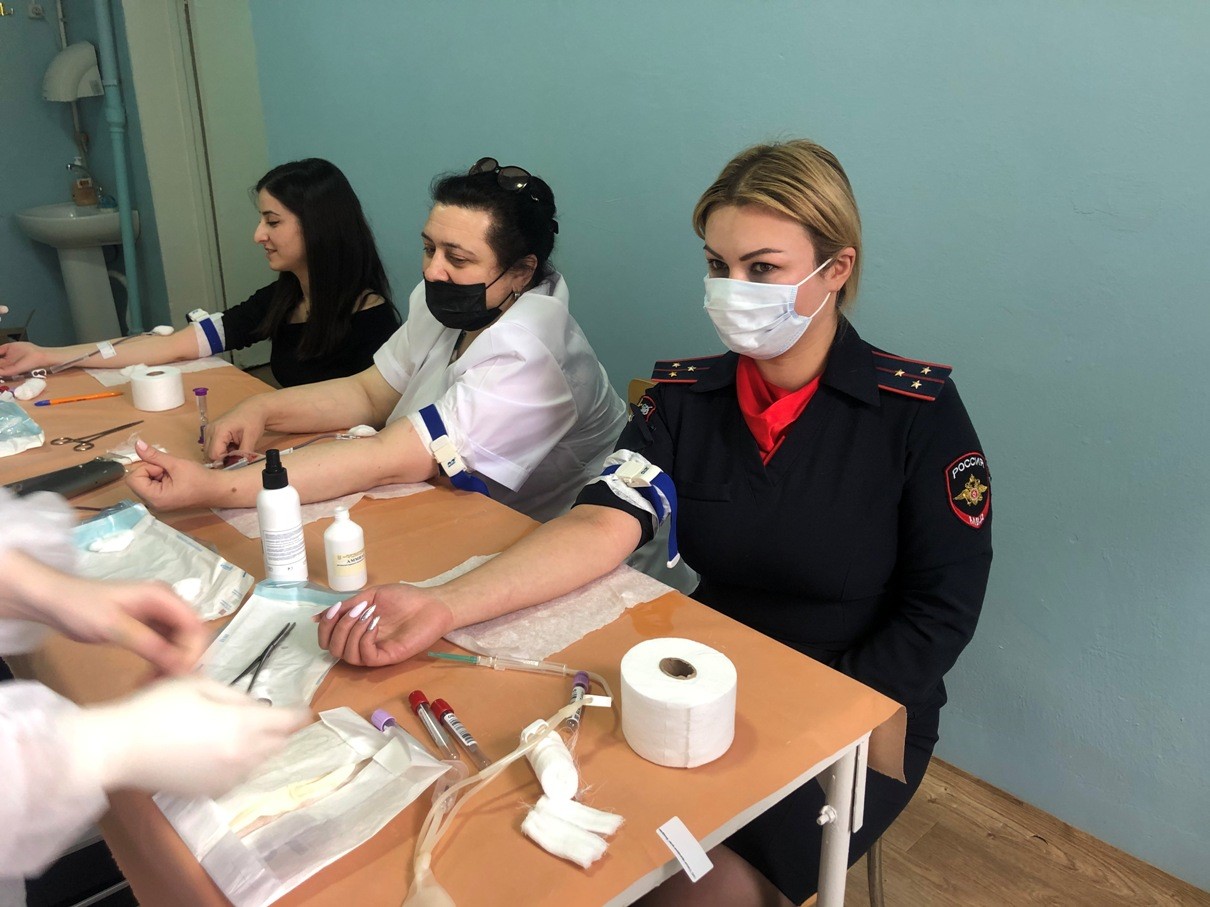 В Эльбрусском районе сотрудники полиции стали донорами крови