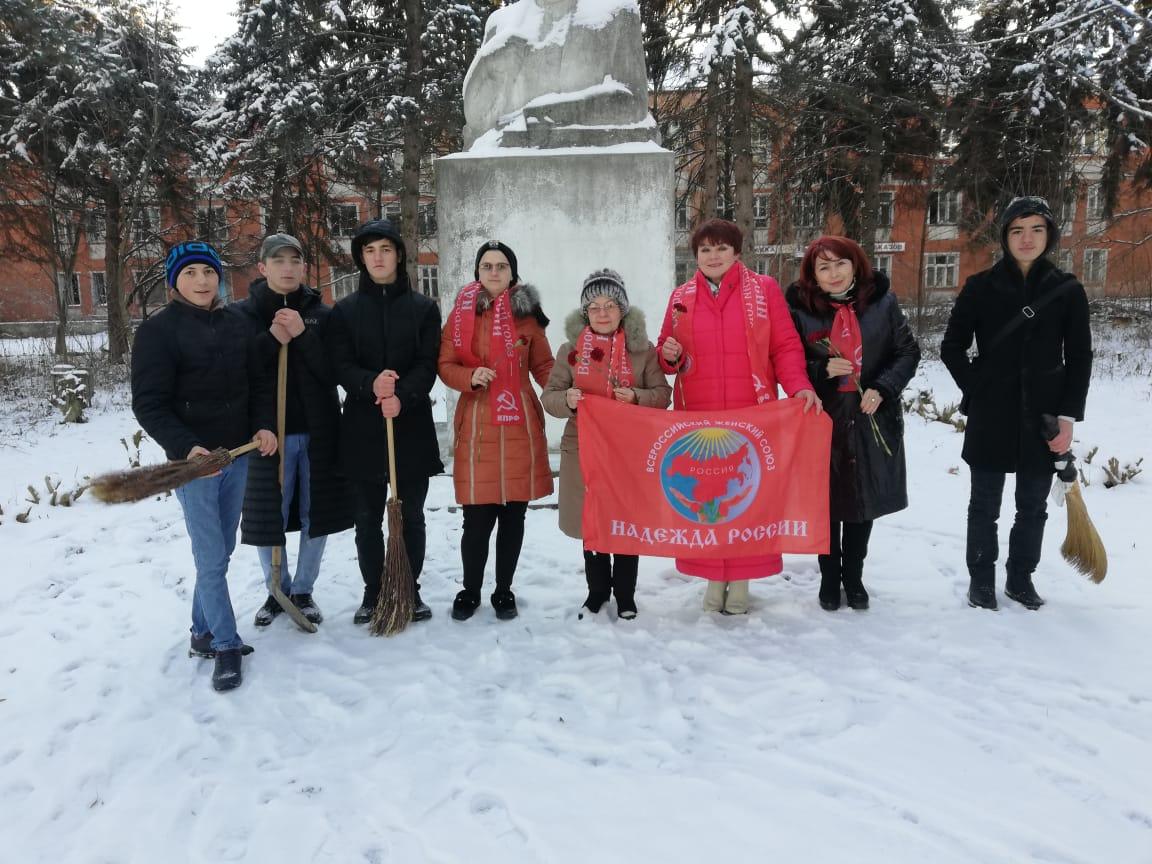 Активистки почтили память В. И. Ленина
