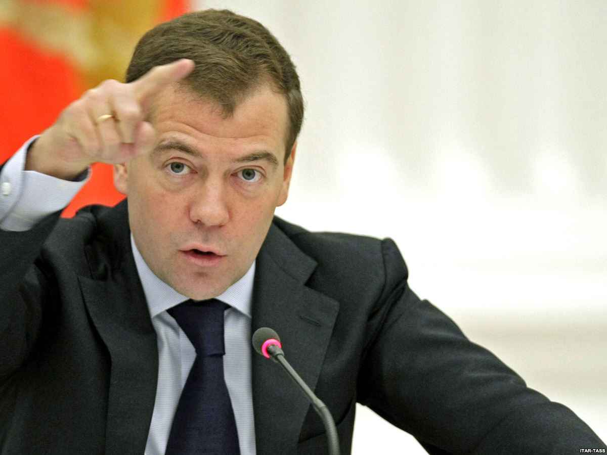 Дмитрий Медведев запретил закупки иномарок за счет государства 