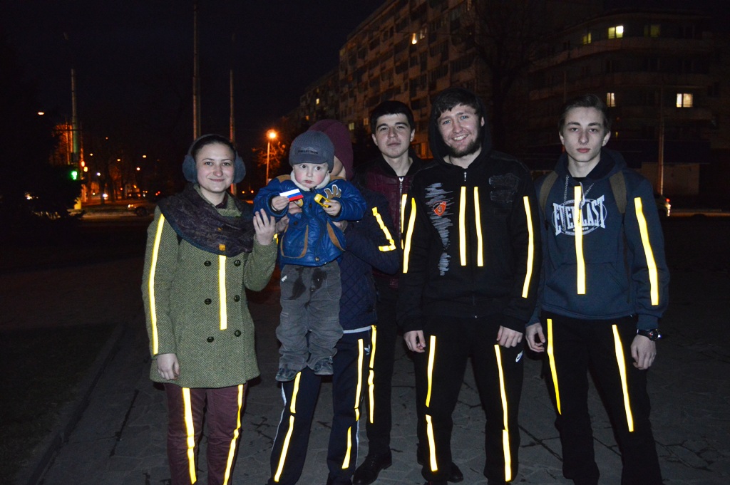 Волонтеры Нальчика проводят световозвращающие флешмобы для пешеходов на тротуарах магистральных улиц 