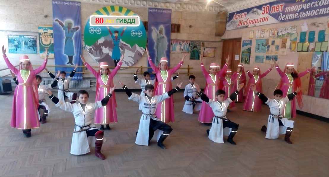«Светящийся национальный флешмоб» организовали участники детского ансамбля танца Кабардино-Балкарии 