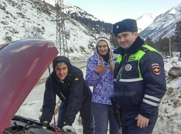 Автоинспекторы Кабардино-Балкарии помогли туристам на горной трассе 
