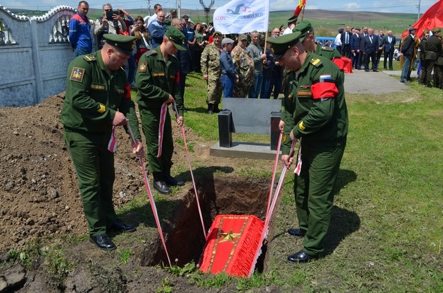 В Кабардино-Балкарии прошла церемония перезахоронения останков защитников высоты «910»