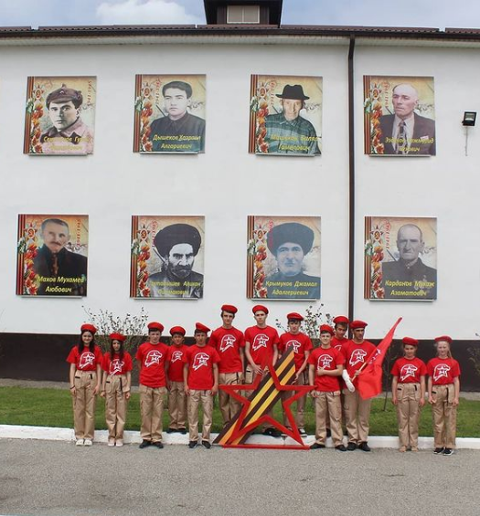 На фасаде куба-табинской школы разместили портреты ветеранов войны