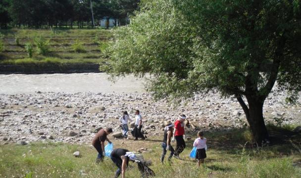 Более 10 тонн мусора вывезли из поймы реки Нальчик