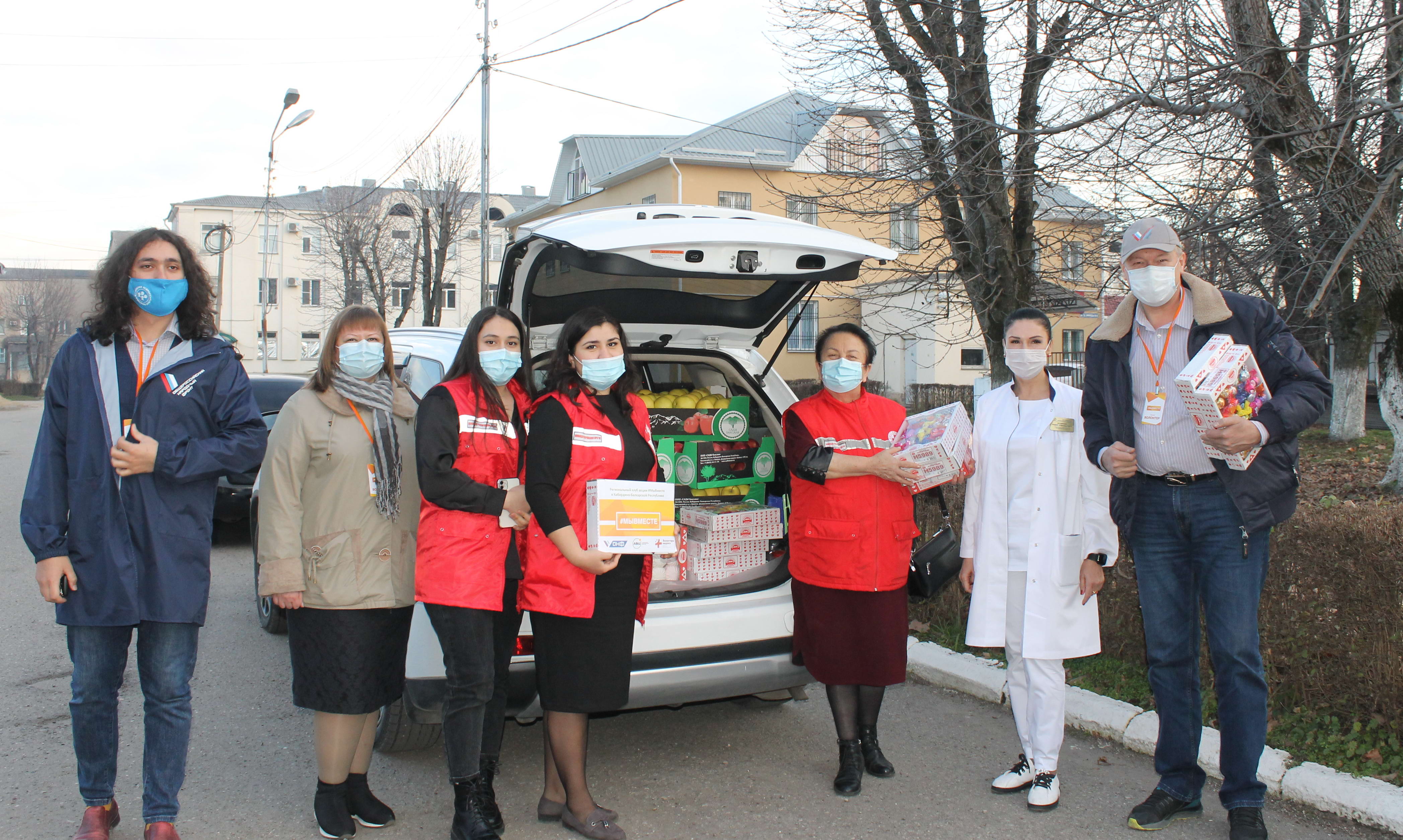 Волонтеры в Кабардино-Балкарии передали фрукты и сладости врачам ковидных госпиталей