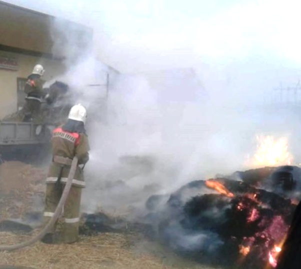 В Баксанском районе КБР сгорел грузовик с сеном