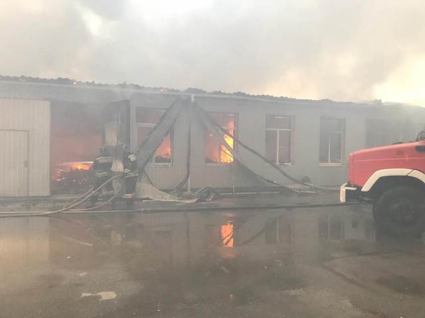 В Нальчике локализовали пожар на складе кондитерской фабрике