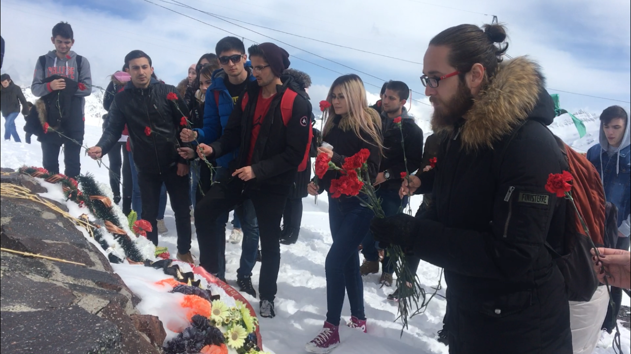 Иностранные студенты КБГУ на Эльбрусе почтили память советских воинов
