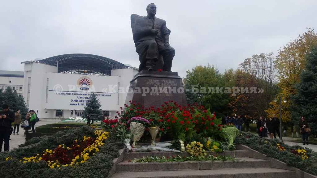 К памятнику Валерию Кокову возложены цветы